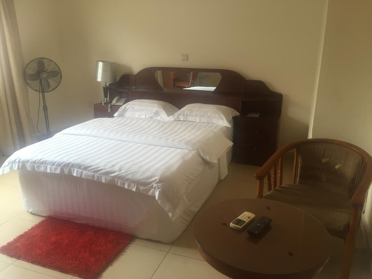 Ampomaah Hotel Accra Esterno foto
