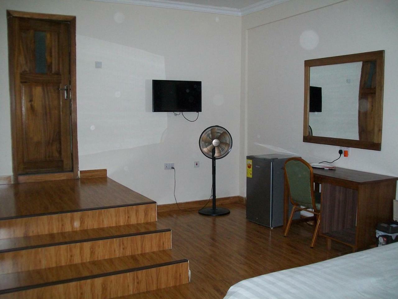 Ampomaah Hotel Accra Esterno foto