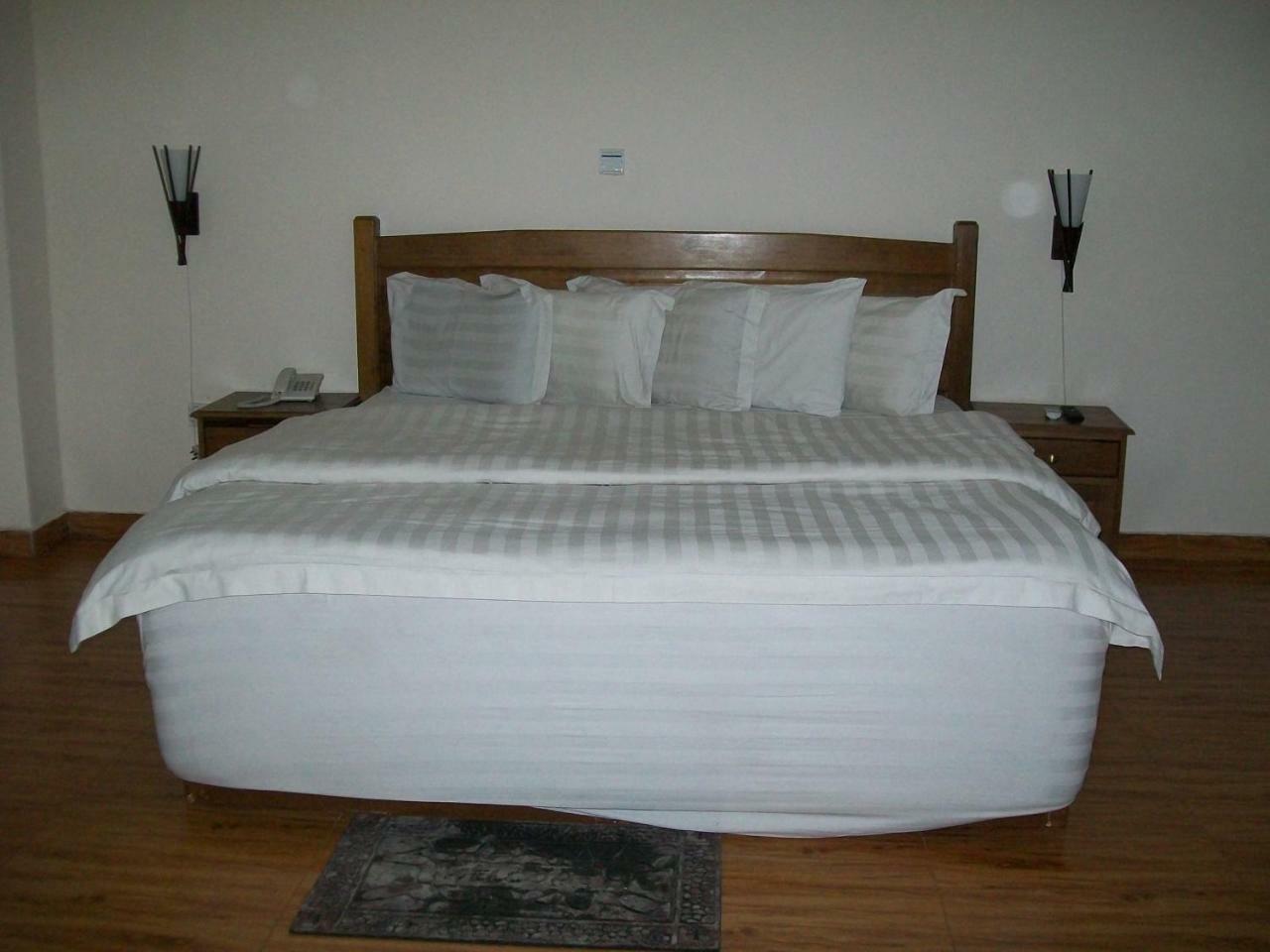 Ampomaah Hotel Accra Esterno foto