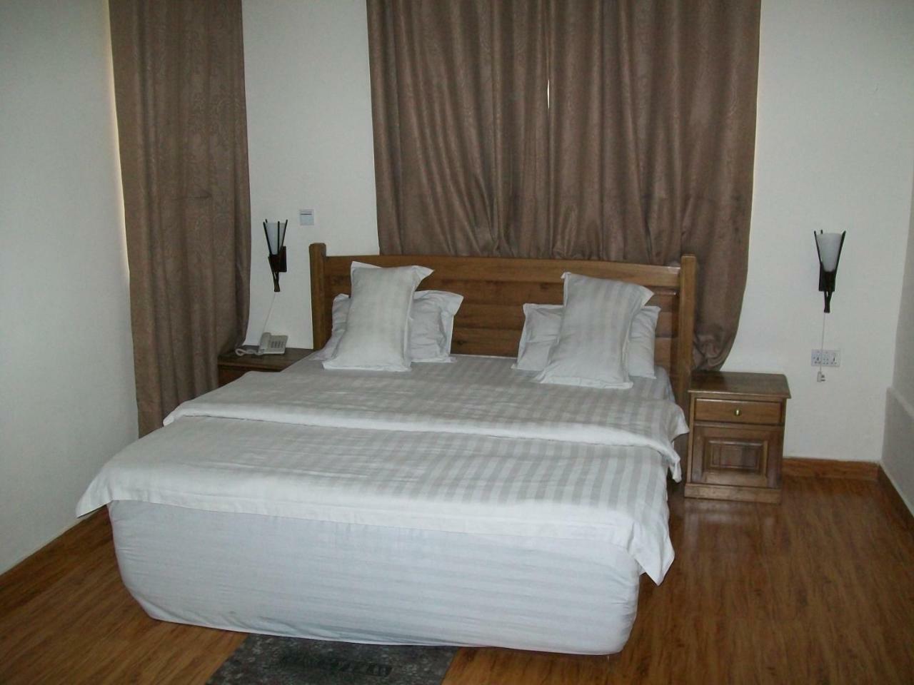 Ampomaah Hotel Accra Esterno foto