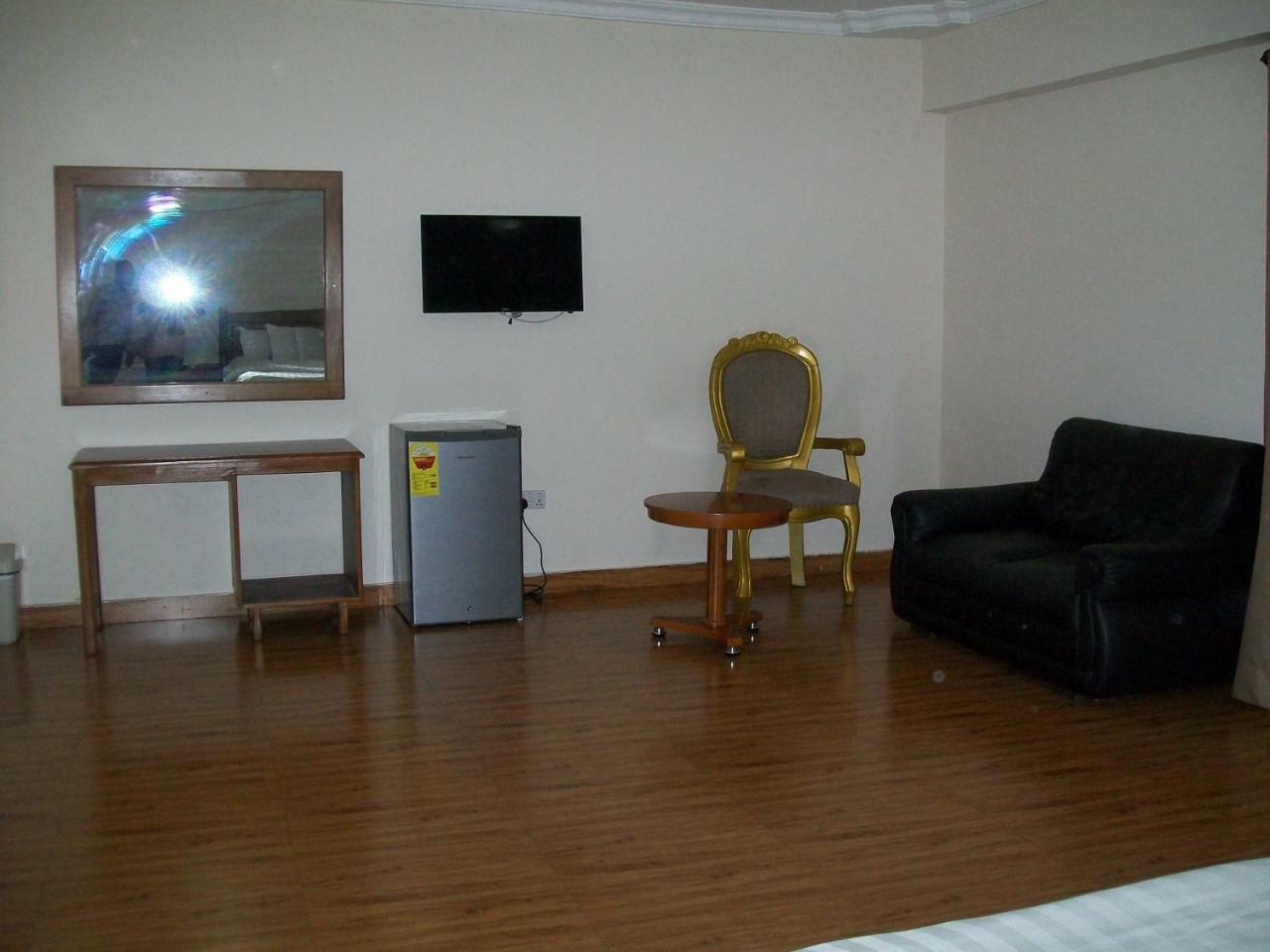 Ampomaah Hotel Accra Esterno foto