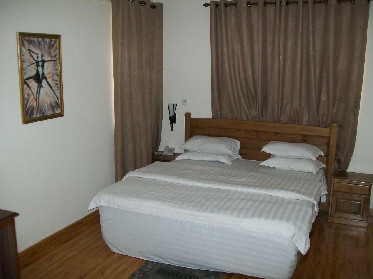 Ampomaah Hotel Accra Esterno foto